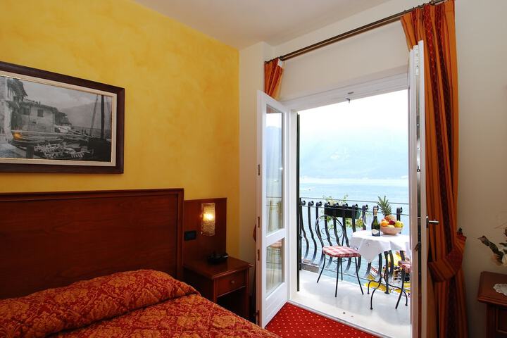 Room 4 of 40