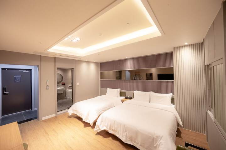 Room 16 of 28