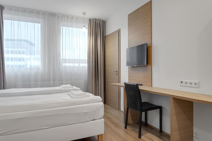 Room 3 of 96