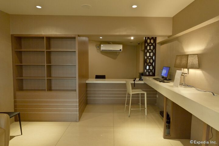 Business Center 41 of 44