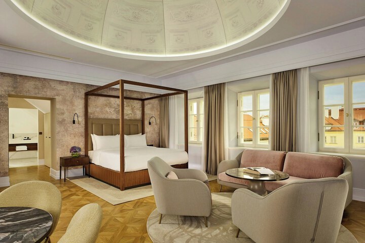 Room 6 of 82