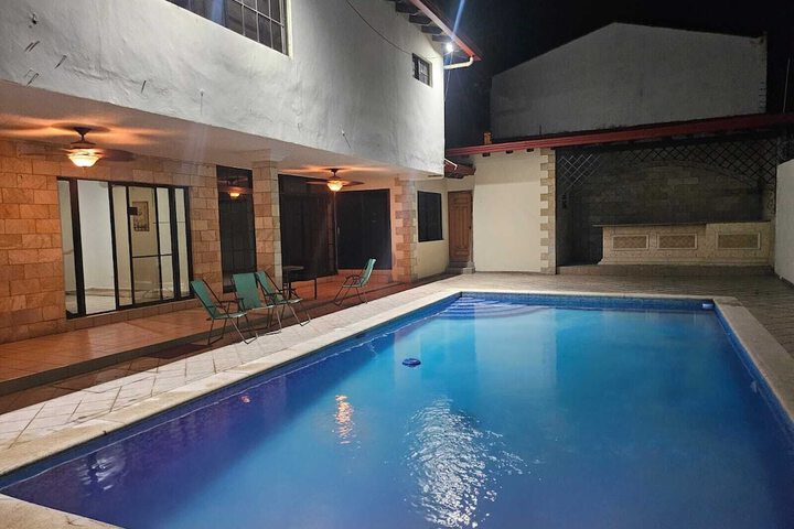 Exterior of hermosa habitación con piscina