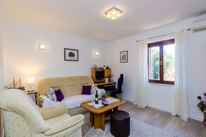 Room 3 of 38
