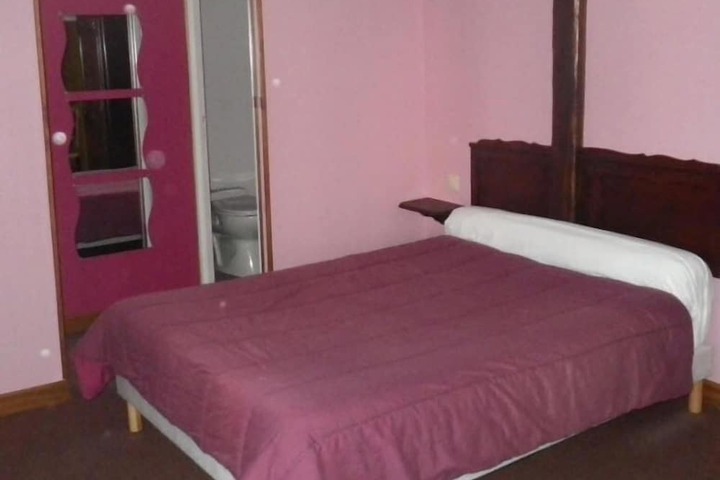 Room 5 of 12