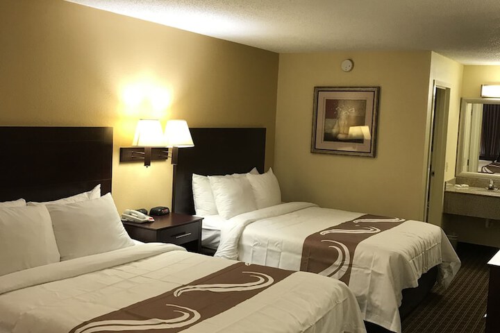 2 Queen Beds (2 of 9)