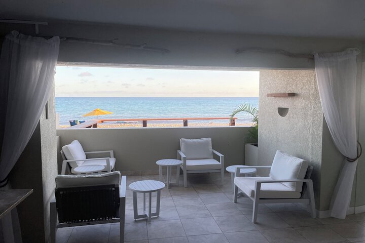 Lounge 136 of 204