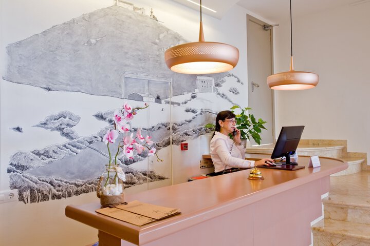 Concierge desk