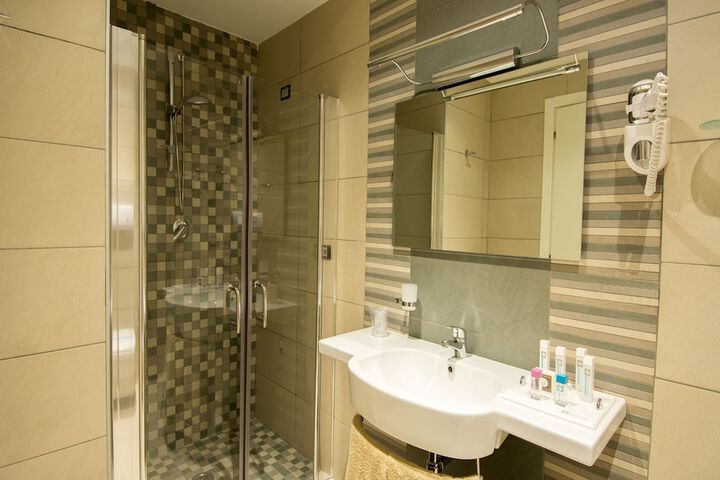 Room 32 of 51
