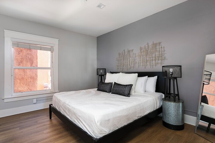 Room 10 of 200