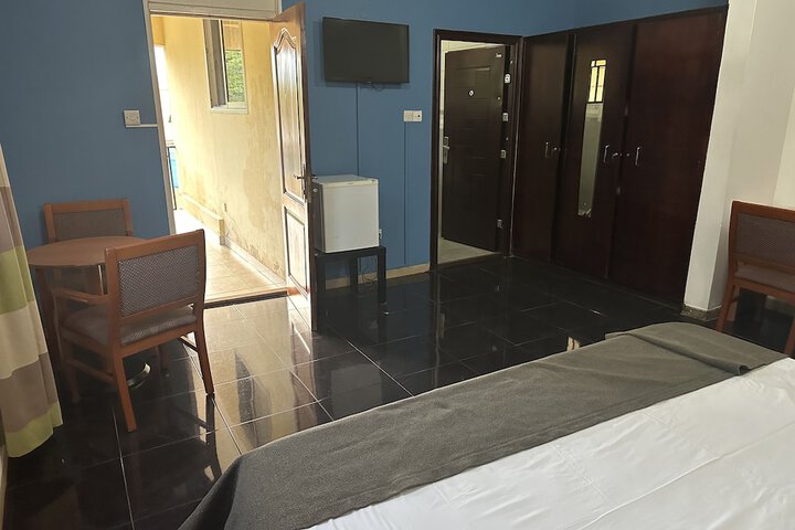 Room 9 of 14
