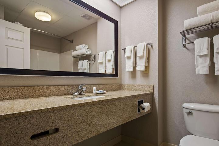 2 Queen Beds Refrigerator Full Breakfast (5 of 5)