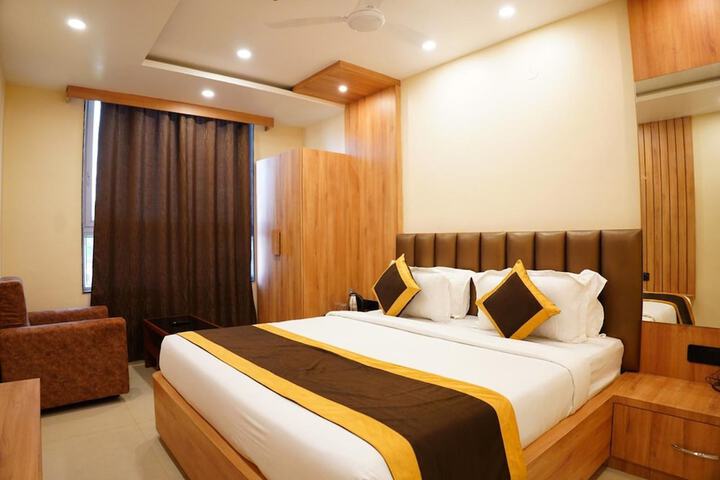 Room 8 of 14