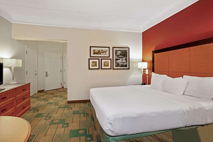 Superior King Bed (9 of 26)