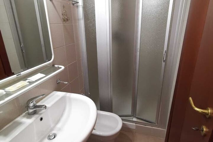 Room 15 of 38