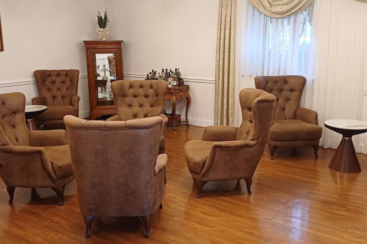Lounge 70 of 78