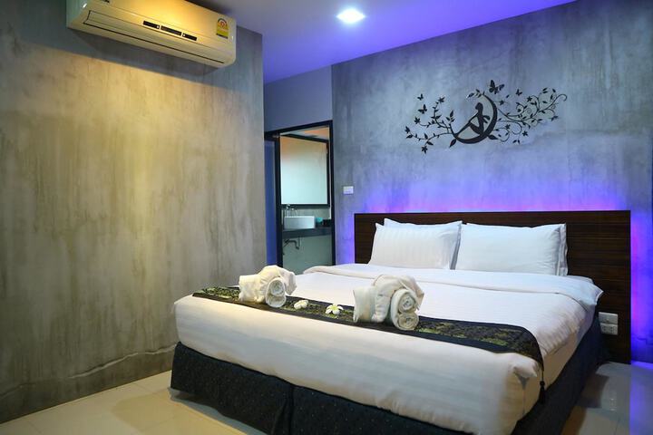 Room 9 of 29