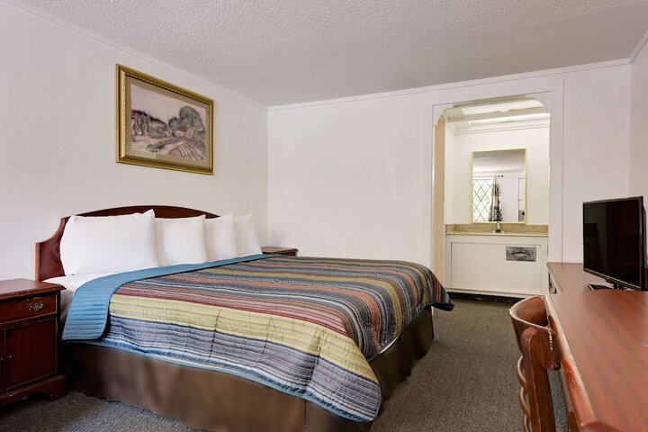 1 King Bed Room with Free WiFi, Refrigerator, Microwave (3 of 5)