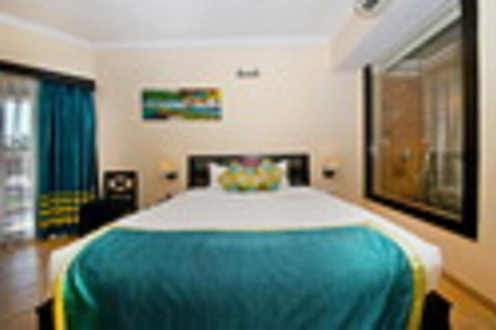 Room 6 of 8