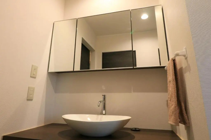 Room 8 of 17