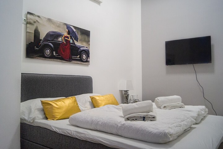 Room 4 of 118