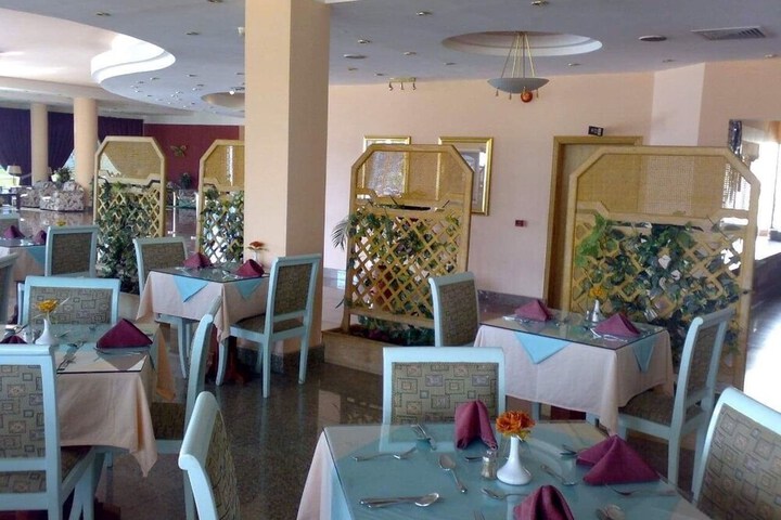 Dining 5 of 7