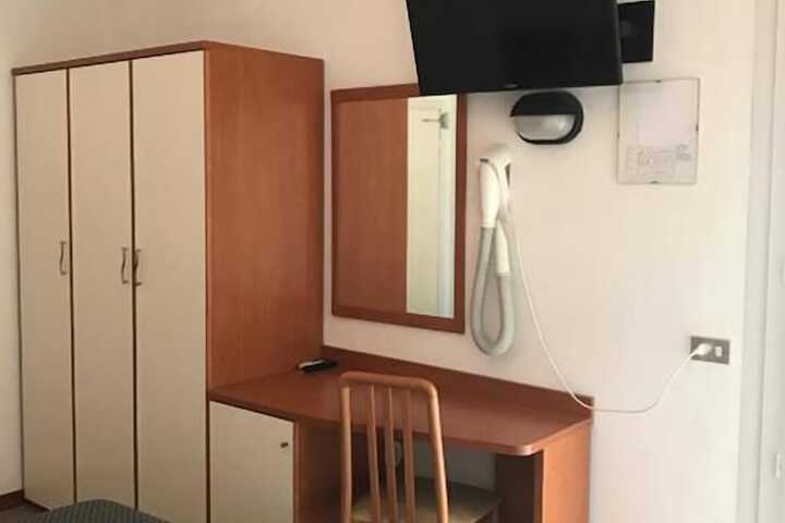Room 10 of 27