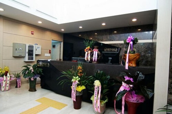 Check-in/check-out kiosk