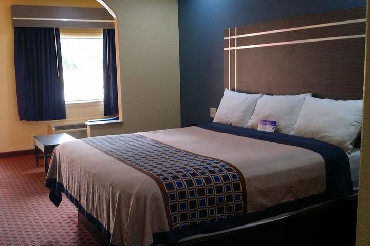 Room 9 of 18