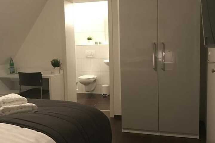 Room 4 of 10