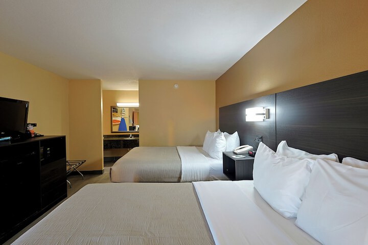 2 Queen Beds (32 of 32)
