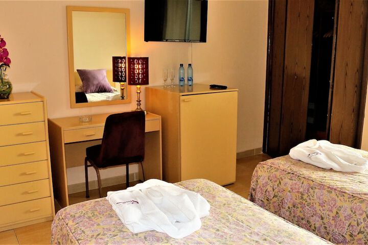 Room 4 of 40