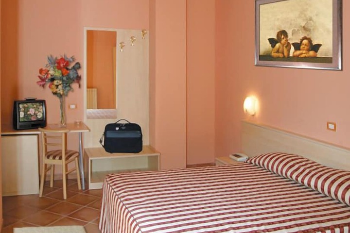 Room 9 of 33