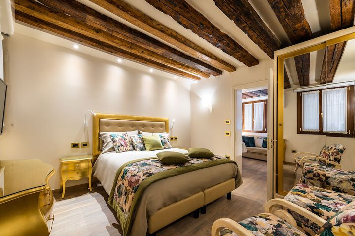 Room 2 of 10