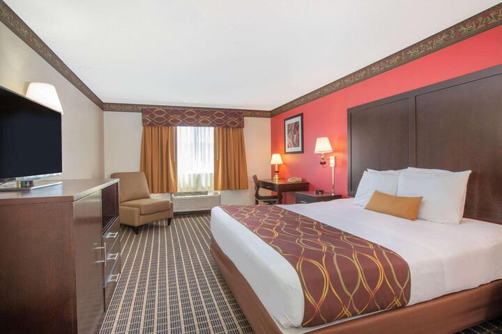 1 King Bed (9 of 10)