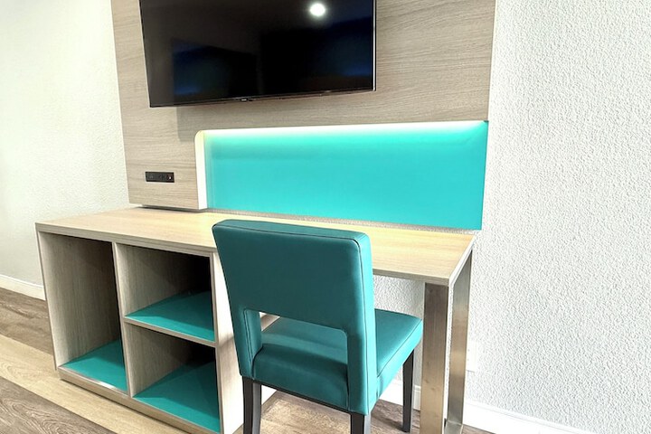 Room 10 of 13