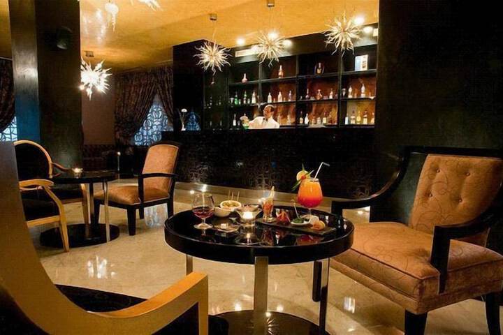 Lounge 23 of 25