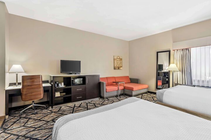 1 Queen Bed Pet Friendly Room Work Desk Sofa Microwave and Refrigerator WiFi Full Breakfast (26 of 31)