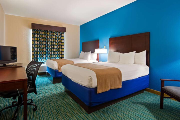 2 Queen Beds Communication Assistance Microwave and Refrigerator Flat Screen Television Full Breakfast (2 of 5)