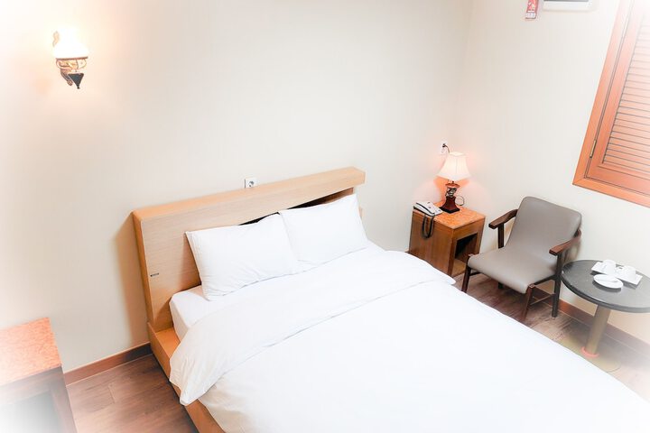 Room 12 of 32