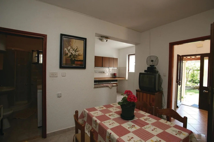 Room 5 of 12