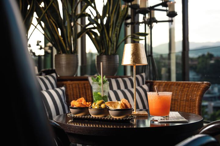 Lounge 74 of 88