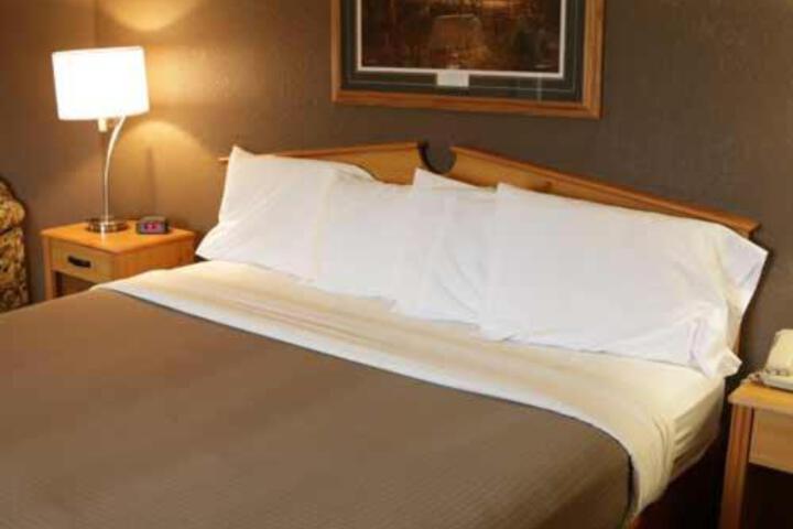 Guest Room King Bed (2 of 22)