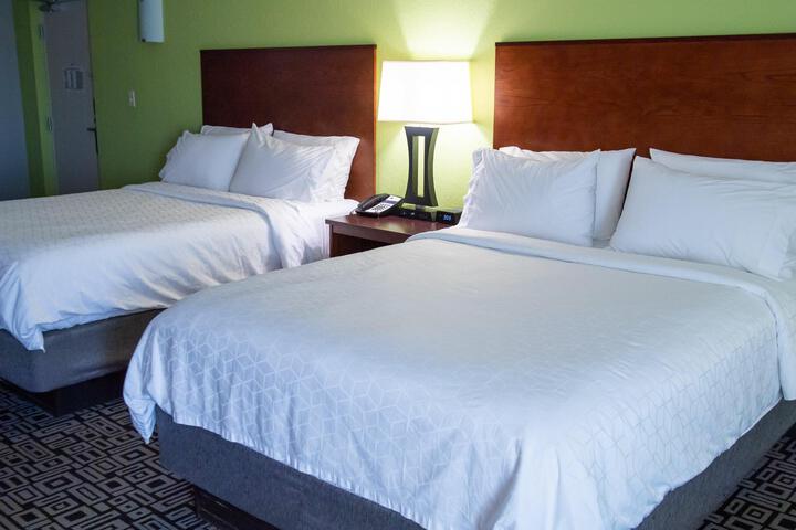 2 Queen Beds (3 of 10)
