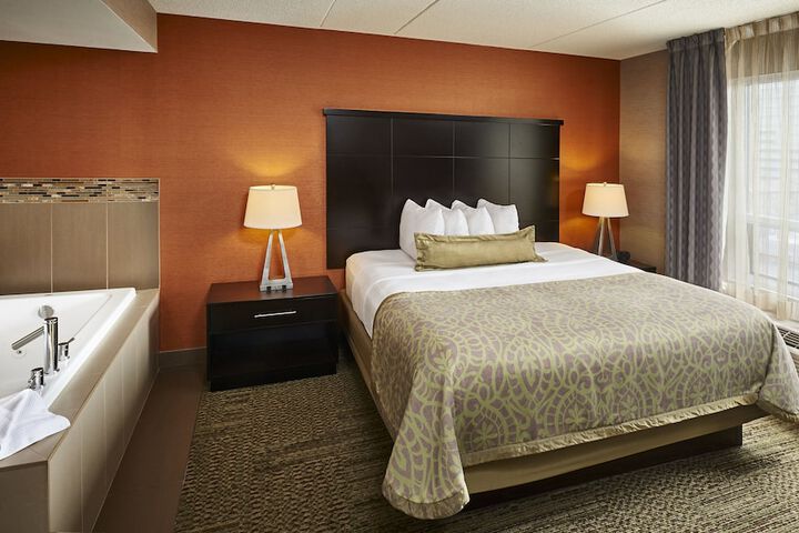 1 Queen Studio Suite Full Kitchen Single Sofa Bed (20 of 28)