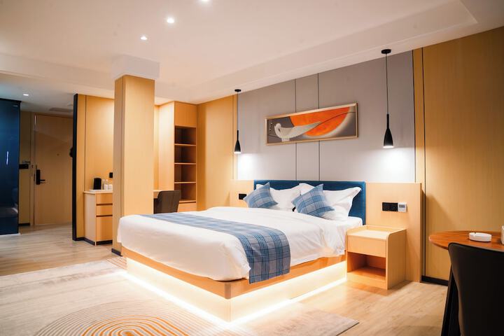 Room 6 of 17
