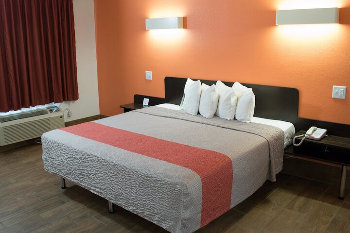 1 King Bed (5 of 6)