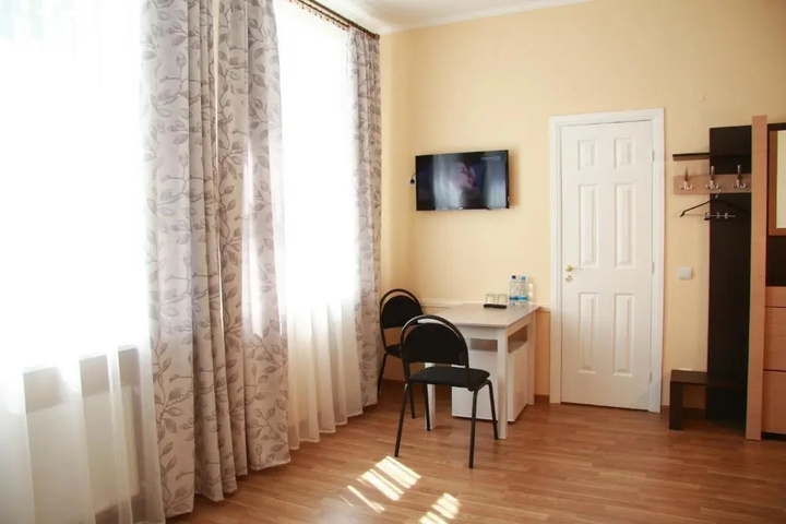 Room 6 of 10