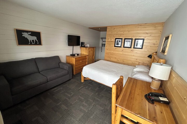 Room 9 of 18