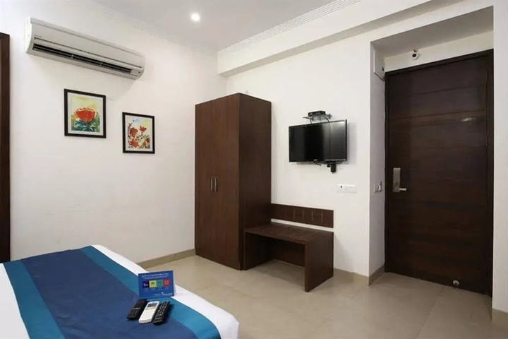 Room 6 of 12