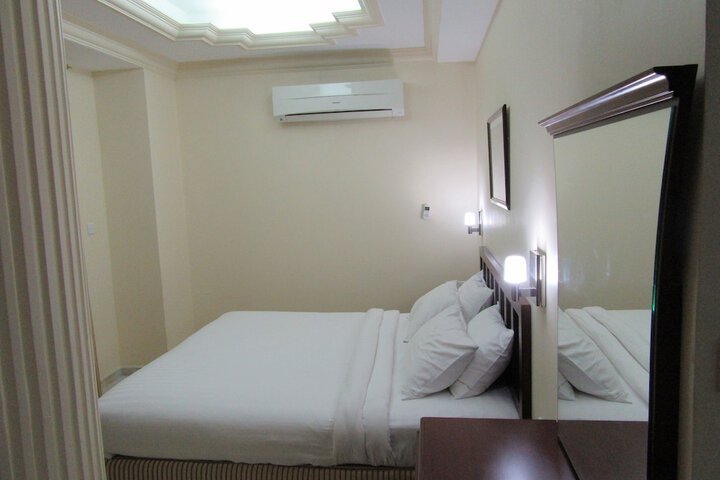 Room 11 of 33